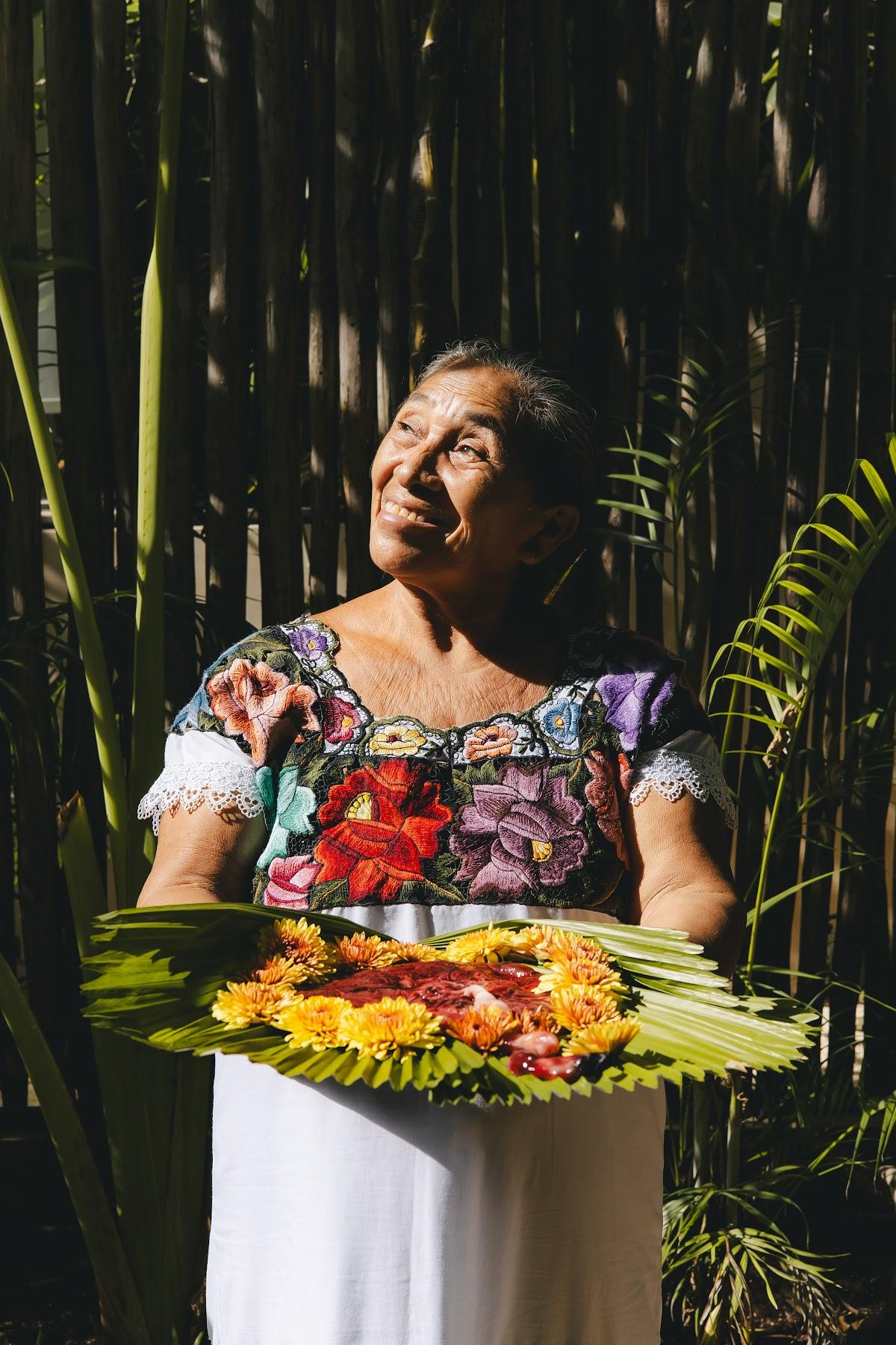 Abuela partera maya / Mayan grandmother midwife
