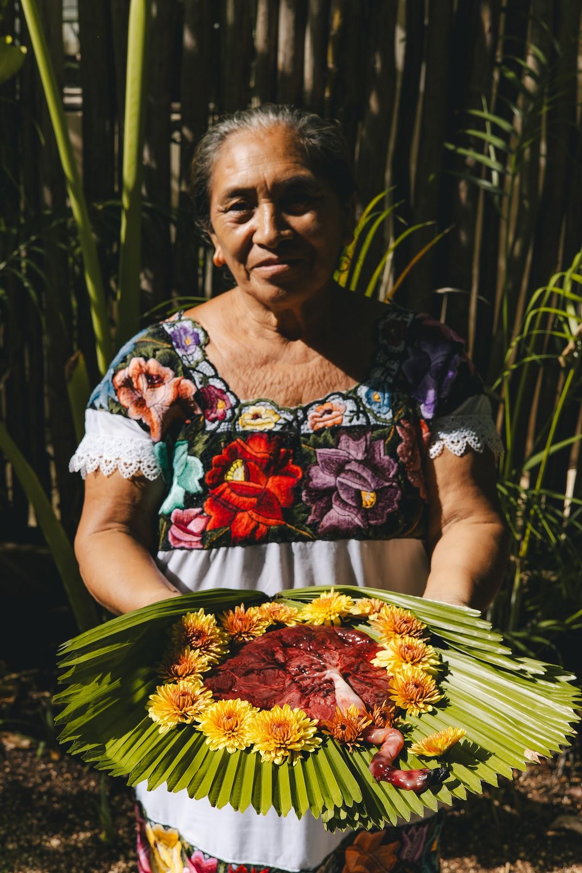 Abuela partera / Grandmother midwife