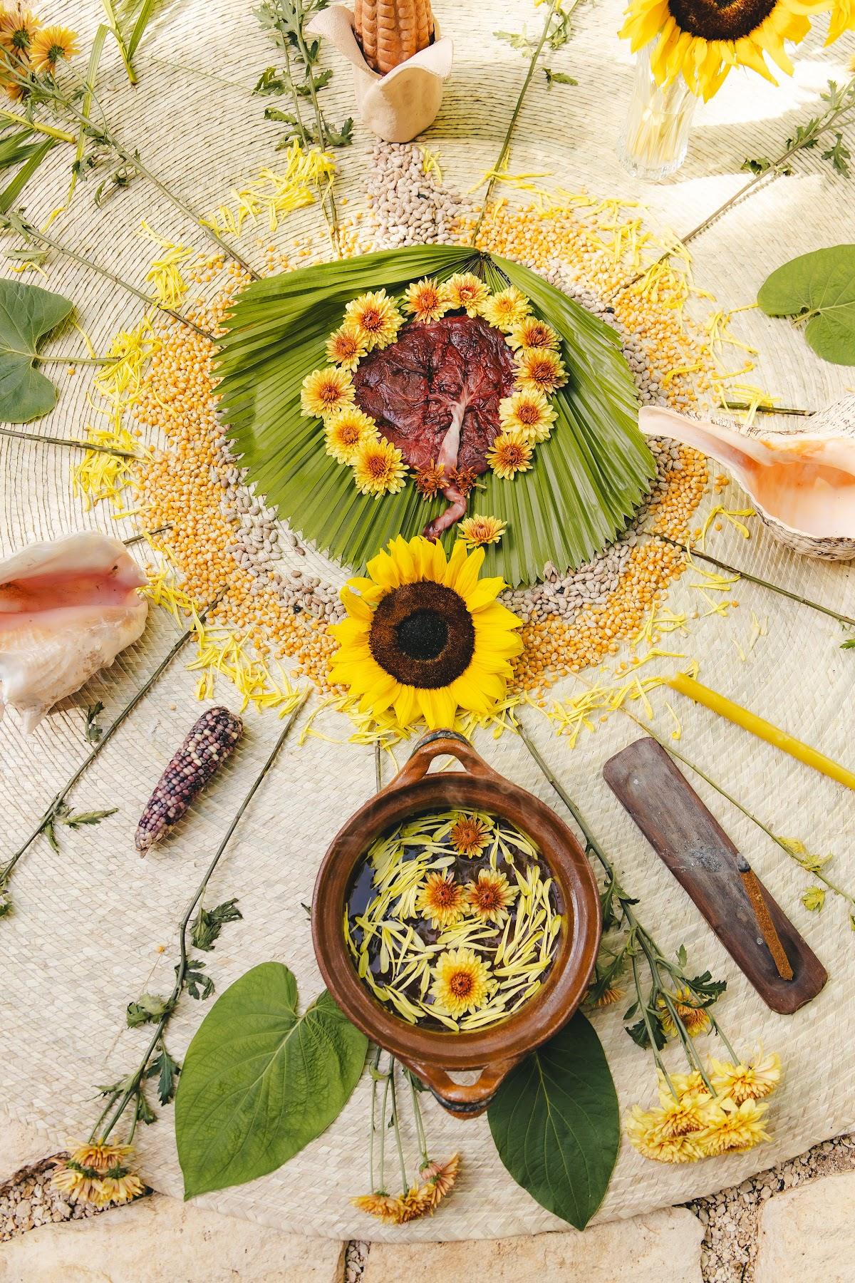 Ofrenda de girasoles y palma / Sunflower and palm offering
